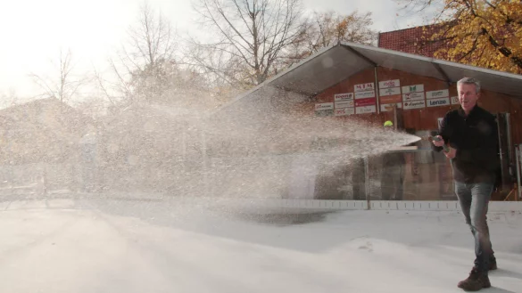 Da legt der Chef selbst Hand an: Noch ist das Eis nur etwa zwei Zentimeter dick. Schicht f&uuml;r Schicht wird neues Wasser aus dem Schlauch aufgetragen, hier von Wolfgang J&auml;ger, Gesch&auml;ftsf&uuml;hrer von Lemgo Marketing. - &copy; Till Brand