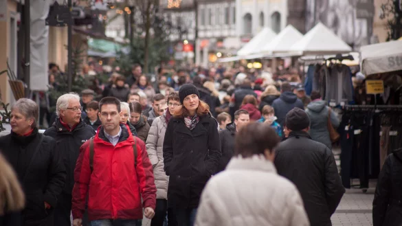 In der Detmolder Fu&szlig;g&auml;ngerzone ist es zur Adventszeit voll. Der eigentliche Stress beginnt dann, wenn Geschenke nach Weihnachten umgetauscht werden m&uuml;ssen. - &copy; Torben Gocke