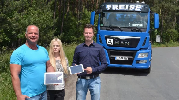 Gesch&auml;ftsf&uuml;hrer Axel Freise (48) zeigt mit Tochter Joeline Freise (20) und Neffe und Umweltingenieur Jens Ahle (27) die App &bdquo;Cleverfleet", die das Unternehmen in Zusammenarbeit mit der MEDIUM Werbeagentur aus Bielefeld erarbeitet und daf&uuml;r mit dem Deutschen Digital Award in Bronze ausgezeichnet wurde. - &copy; Tanja Watermann