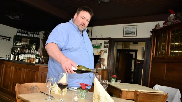 Falk Schwarzenberger vom &bdquo;Alten Krug" hat seinen Abholservice wieder aktiviert. - &copy; Karin Prignitz