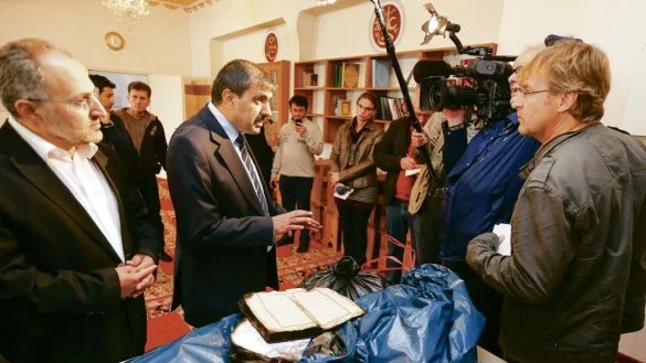 Vor verbrannten Koranbüchern: Der Vorsitzender des Islamrates, Ali
Kizilkaya, erläuterte den Medien im August die Folgen des Anschlags. - © Wolfgang Rudolf