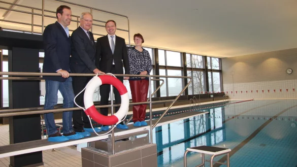 Es freuen sich (von links) Olaf Zarger vom DLRG Bezirk Lippe, Peter Bielenstein (Leiter des Bundeswehrdienstleistungszentrums), B&uuml;rgermeister Dr. Andreas Wulf und Sabine Gebauer (Vorsitzende des DLRG-Ortsvereins Augustdorf) &uuml;ber den unterzeichneten Vertrag.&nbsp; - &copy; Kirsten Fuhrmann