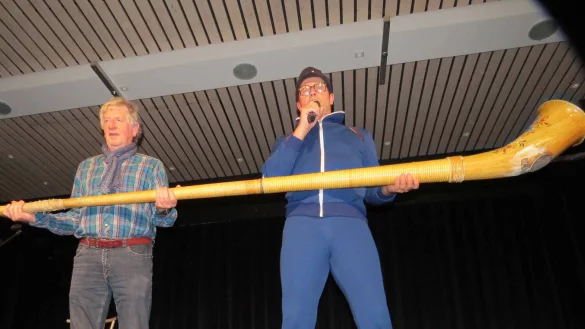 Als ostfriesisches Aalfang-Gerät stellt Ewald das „Ahorn“ vor. Manfred (l.) kann dem Instrument später auch Töne entlocken. - © Krause