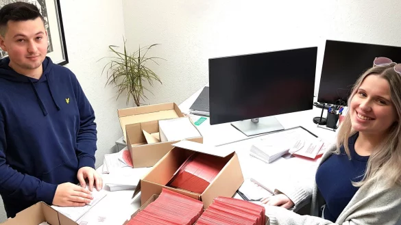 Azubis der Gemeinde Schlangen sortieren die Wahlbriefe. - © Gemeinde Schlangen