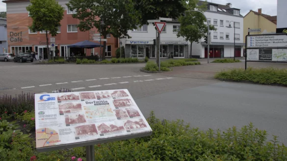 Im Kern: Die Geschichtsstation „Dorfmitte" veranschaulicht, wie sich das Schlänger Ortsbild verändert hat. - © Alexandra Schaller