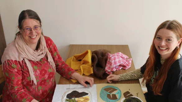 Dagmar Begemann Leiterin des Mehrgenerationenhauses (links) und Künstlerin Sara Mari Blom zeigen ein paar Beispiele. - © Kyrill von Matuschka