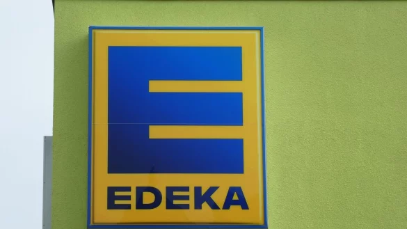 Edeka will die Saft-Flaschen mit AfD-Aufdruck nicht in die Regale lassen. - © dpa