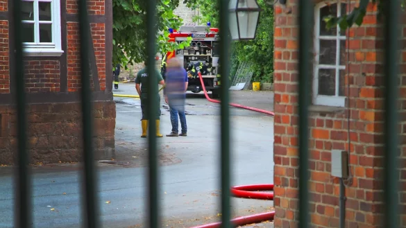 Polizei und Feuerwehr behalten die Ruine im Blick. - &copy; Vera Gerstendorf-Welle