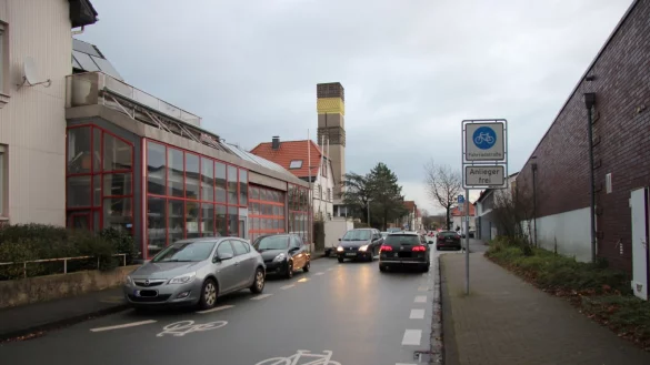 Begegnen sich zwei Autos, wird es in der Pideritstra&szlig;e eng. K&uuml;nftig d&uuml;rfen Autofahrer nur noch Richtung Leopoldstra&szlig;e fahren. - &copy; Katrin Kantelberg