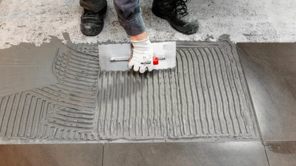 Fliesen verlegen - &copy; Foto: Markus Scholz/dpa-tmn