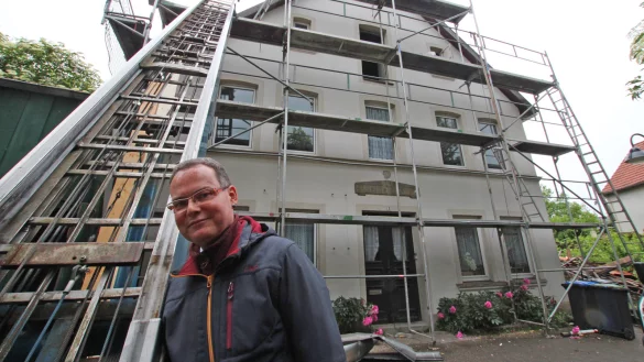 Altes Gebäude: Pfarrer Matthias Zizelmann steht vor dem eingerüsteten Adelheidstift in Horn, das derzeit modernisiert wird und ein neues Dach bekommt. - © Patrick Bockwinkel