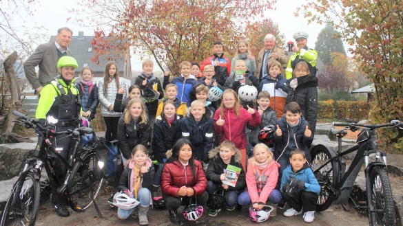 Oberkommissarin Tanja Menze (links), Jens Klusmeier (links hinten), Lehrerin Nina Kerkhof (dritte Reihe, rechts) Polizist Jens Welling (hinten rechts) und Karsten Seefeldt (hinten, Zweiter von rechts) haben die Sch&uuml;ler der Hasselbachschule bei der &Uuml;bung f&uuml;r die Radfahrpr&uuml;fung begleitet. F&uuml;r alle Sch&uuml;ler in Lippe gibt es 3600 Brosch&uuml;ren &ndash; als zus&auml;tzliche Hilfe. - &copy; Tabea Macy