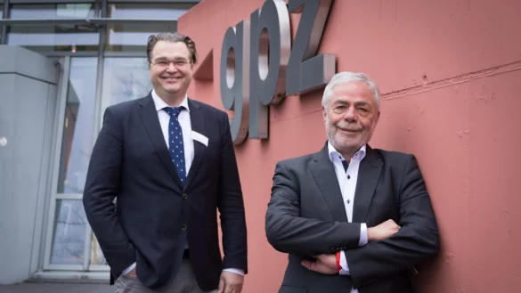 Der &auml;rztliche Direktor Dr. Ralf Marquard und Gesch&auml;ftsf&uuml;hrer Karl-Eitel John (rechts) k&ouml;nnen die Kritikpunkte der Protestler nicht nachvollziehen. - &copy; Raphael Bartling