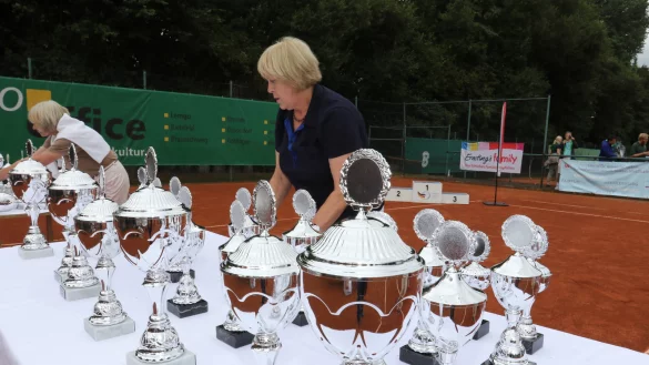 Ma&szlig;arbeit: Gisela Schraer schaut genau, dass alle Pokale ihren Platz gefunden haben. - &copy; Oliver K&ouml;nig