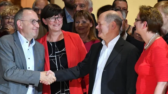 Zwei Paare sind &uuml;brig - &copy; Foto: Bernd Von Jutrczenka/dpa