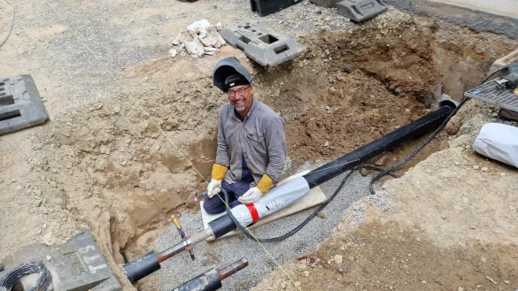 Der Fernewärmeausbau ist aufwendig, relativ teuer, kann sich letztlich aber für alle rechnen. Das Archivfoto zeigt Michael Gürgens bei Arbeiten im vergangenen Sommer in der Wasserstraße. - © Nadine Uphoff/Archiv