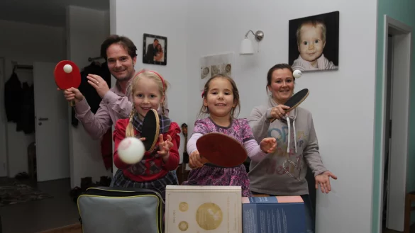 Tischtennis im Wohnzimmer: Fabian Klipsch mit Marie und Elina sowie seiner Frau Valentina Klipsch. - © Sebastian Lucas