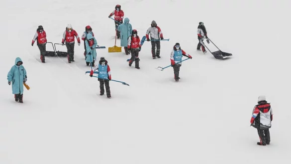 Pisten-Arbeit - &copy; Foto: Angelika Warmuth/dpa