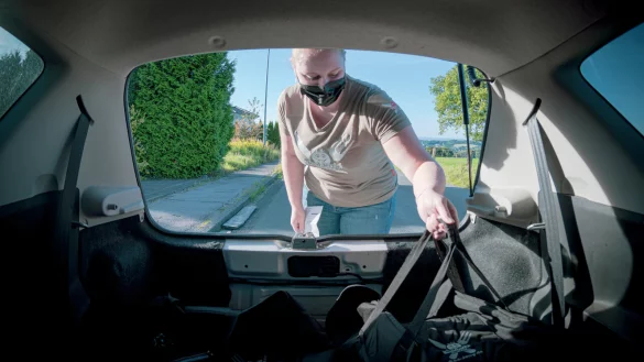 Lea Sabadschus f&auml;hrt f&uuml;r den Detmolder Lieferdienst Red Jerry Essen aus. - &copy; Raphael Bartling