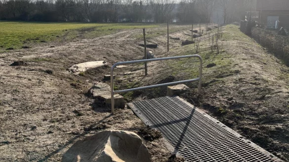 Der neue Gewässerabschnitt im Bereich der Heerstraße ist fertiggestellt. - © Stadt Lage