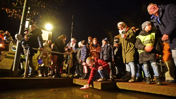 Die Holzschiffchen zu Wasser lassen: Das hat neben dem obligatorischen Umzug in der Salzestadt Tradition. - &copy; Nicole Ellerbrake