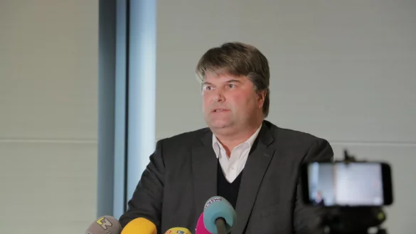 Landrat Tjark Bartels entschuldigte sich für die Fehöer in den Hamelner Behörden bei den Opfern. - © Jannik Stodiek