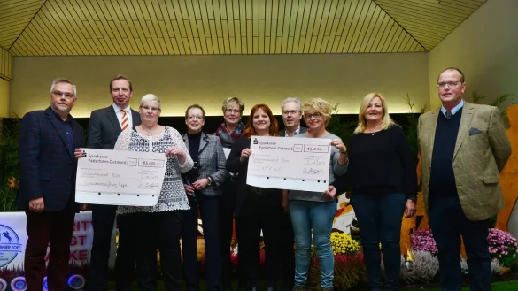 &Uuml;ber die Spenden freuen sich (von links) Professor Dr. Frank Hartmann, Dr. Johannes H&uuml;tte, Sandra Herrmann, Regierungspr&auml;sidentin Marianne Thomann-Stahl, Elke Sabass, Christina Vetter, Dr. Horst Leber, Christine Isermann, Andrea Rottmann und Initiator Ulrich Stedefeder. - &copy; Andr&eacute; Gallisch