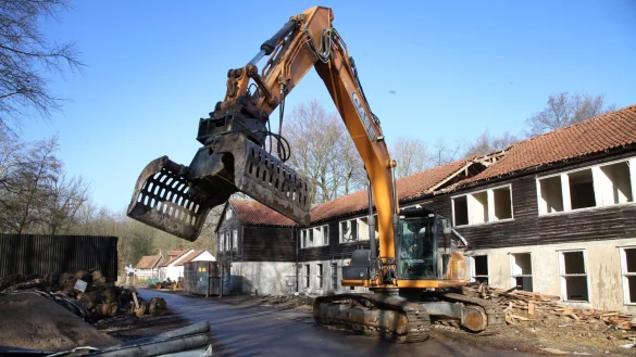 Ein Bagger reißt große Löcher in das Dach der alten Polizeistation. - © Bernhard Preuß
