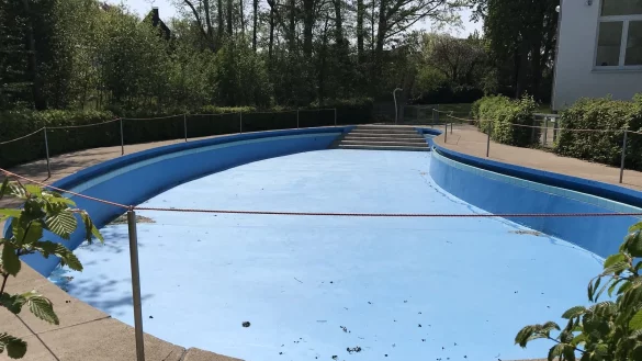 Das Pfützen-Becken wird bald mit Wasser gefüllt, damit dem Badespaß während der Sommerferien nichts im Wege steht. - © Sandra Castrup