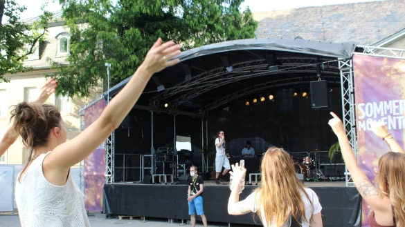 Gute Stimmung: &bdquo;Luke Nukem" animiert das Publikum zum Mitfeiern und performt seine Songs bei Sommerwetter im Schlosspark. - &copy; Joline Heller