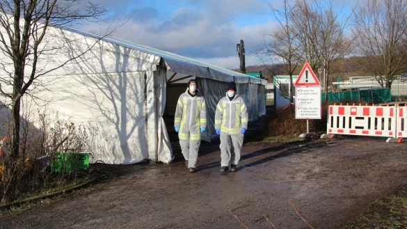 Freiwillige Helfer verlassen das Diagnosezelt am Hangar 21 in Detmold. - &copy; Kreis Lippe