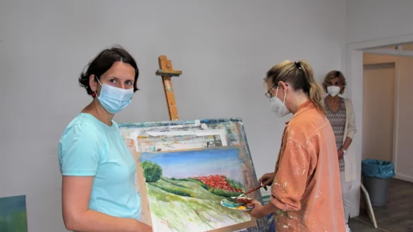 Jannine Koch (von links) ist freischaffende K&uuml;nstlerin und neue Dozentin bei der Sommerakademie. Sie unterst&uuml;tzt ihre Sch&uuml;lerin Ruth Stechemesser. Vera Scheef von der Lippischen Kulturagentur freut sich &uuml;ber den Zugewinn. - &copy; Freya K&ouml;hring