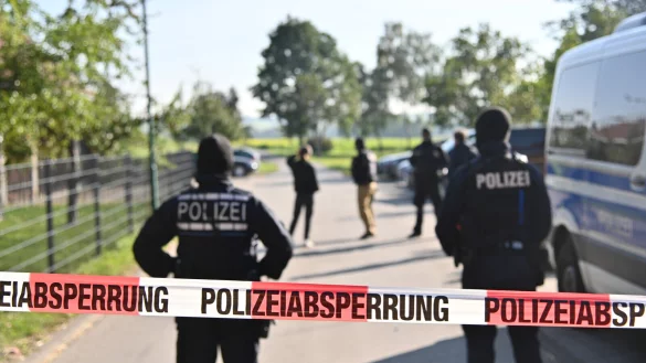 Symbolbild: Bei einer Durchsuchung vor zwei Jahren fanden Polizisten Dutzende Waffen bei den Klägern aus dem Kreis Lippe, die der rechtsextremen Szene zugerechnet werden. - © picture alliance/dpa