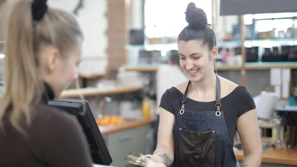 Rechnung und Trinkgeld k&ouml;nnen meist mit Karte gezahlt werden. - &copy; Symbolbild: Pexels/Andrea Piacquadio