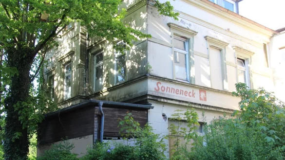 Die Natur holt sich allm&auml;hlich das &bdquo;Haus Sonneneck" zur&uuml;ck. Eine Studentin der TH OWL hatte f&uuml;r das Haus ein Konzept entwickelt und im vergangenen Jahr vorgestellt &ndash; doch bislang liegt es im Dornr&ouml;schenschlaf &ndash; wie viele andere im Viertel. - &copy; Dieter Asbrock