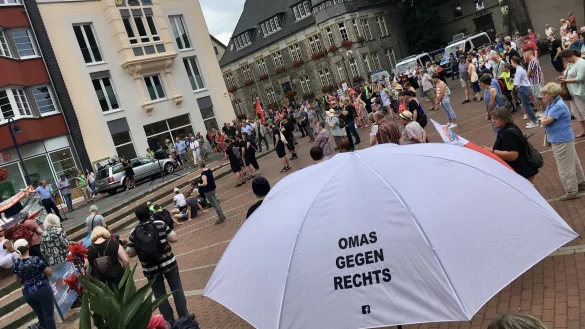 Mehrere hundert Menschen zeigten in Lage (Kreis Lippe) Flagge gegen gegen die AfD. - &copy; Florian Pfitzner
