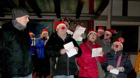Bürgermeister Torben Blome gesteht seine Niederlage bei der Bürgermeisterwette ein. - © Rudi Rudolph