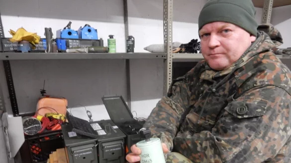 Marcel Rehberg ist Sprengstoffexperte der Bundeswehr. Er entsch&auml;rft Bomben. In Augustdorf bildet er Munitionsaufkl&auml;rer aus. Damit denen nichts passiert, hat er Hunderte verschiedene &Uuml;bungsst&uuml;cke auf Lager &ndash; von der Rakete bis zur Handgranate. - &copy; Astrid Sewing