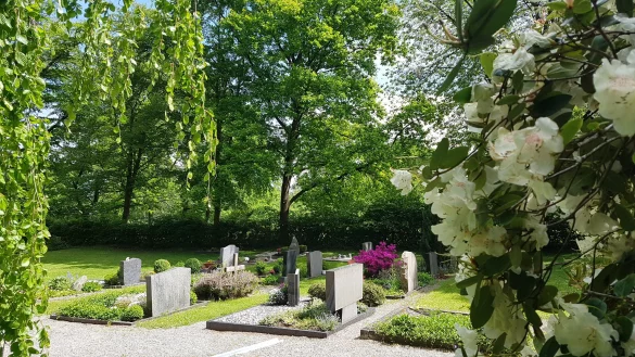 Dass die Dorfgemeinschaften wie hier in Dalborn ihre Friedh&ouml;fe weiterhin liebevoll pflegen, hat ihnen den mit 5000 Euro dotierten Heimatpreis eingebracht. Nur h&auml;tten die Ortsvorsteher dabei nicht mit abstimmen d&uuml;rfen, weil sie befangen waren. - &copy; Marianne Schwarzer