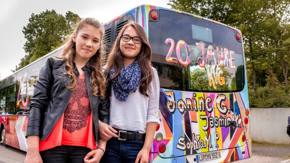 Kreativität fährt mit: Jasmin und Sophia aus der 7. Jahrgangsstufe des Hermann-Vöchting-Gymnasiums Blomberg haben den Jubiläumsbus der Linie 732 gestaltet. Das Fahrzeug wurde bei der Geburtstagsfeier am Kreishaus enthüllt. - © Torben Gocke