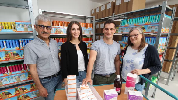 Die fr&uuml;heren R&auml;ume der Neuen Apotheke an der Lemgoer Stra&szlig;e in Hohenhausen braucht die Firma T & D Pharma heute als Lager. Im Hintergrund sind Brausetabletten zu sehen, auf dem Tischchen vorne zeigen Saber (von links), Diana, Dariusz und Claudia Aiwas Medikamente aus ihrem Hause. - &copy; Jens Rademacher
