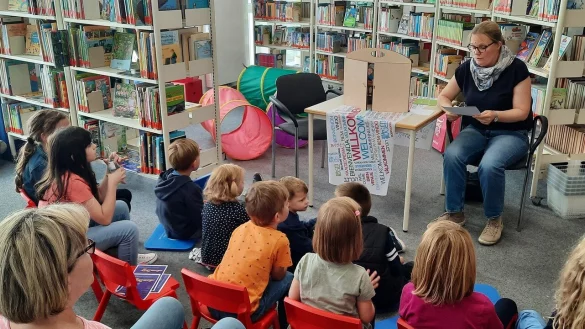 Carolin Jenkner-Kruel mit ihrem aufmerksamen Publikum. - &copy; Michael Biermann