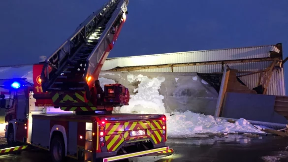 Eingest&uuml;rzte Halle. - &copy; Feuerwehr Bad Salzuflen