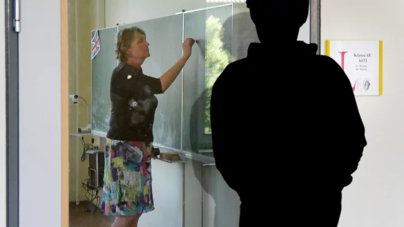 Die Scheibe in der Klassenraumt&uuml;r sollte es dem Lehrer (hier Jutta Posselt an der Tafel) erm&ouml;glichen, eine zweite Sch&uuml;ler-Arbeitsgruppe in den Flur zu setzen. Heute b&ouml;te sie einem Amokl&auml;ufer freie Sicht in den Klassenraum. - &copy; Foto: Jost Wolf, Montage: Bernhard Preuss