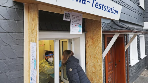 Auf dem Buchungsportal www.testen-in-nrw.de haben sich 450 Apotheken in NRW vernetzt, die kostenlose Corona-Schnelltests f&uuml;r B&uuml;rger anbieten. - &copy; picture alliance