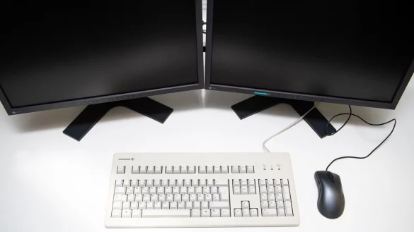 Arbeitsplatz mit zwei Monitoren - &copy; Foto: Andrea Warnecke