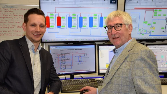 Die Stadtwerke liegen im bundesweiten Vergleich mit &uuml;ber 80 Prozent W&auml;rme aus Holzhackschnitzeln und hocheffizienten Blockheizkraftwerken weit vorn. Stadtwerkeleiter Peter Synowski (rechts) und der neue Technische Leiter Arne Lorenz von Reisswitz sind in der Schaltzentrale des Kraftwerks &bdquo;An der Bleiche". - &copy; Horst Biere