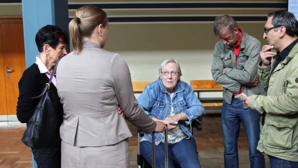 Vor dem Gerichtssaal: (von links) Prozessbesucherin Marianne Schaak, Anw&auml;ltin Annika G&uuml;nter, Martina Dietrich mit Mann Armin und LZ-Redakteur Erol Kamisli.
 - &copy; Bernhard Preuss