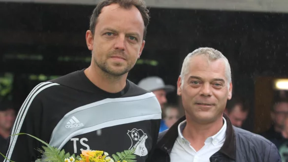 Gl&uuml;ckwunsch zum Aufstieg in die Westfalenliga: SV-Bentorf-Vorsitzender Sascha Raimann (rechts) mit Schiedsrichter Timo Franz-Sauerbier. - &copy; Sebastian Lucas(LZ)