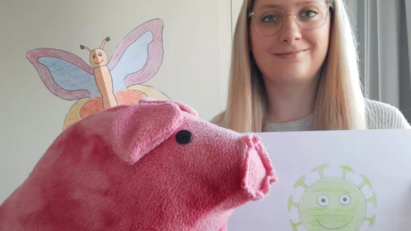 Autorin Laura-Sophie Putschies zusammen mit Hansi Heldenschwein. - &copy; Stiftung Standortsicherung